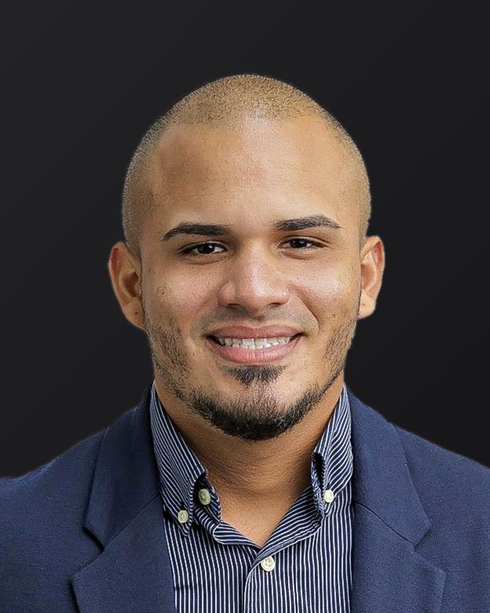 Francisco González, fundador de FJ Electric Contractor, tomando notas en un proyecto